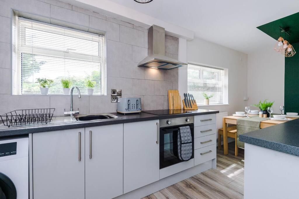 Cheerful 3 Bedroom Home With Parking Near Chester Saughall Εξωτερικό φωτογραφία