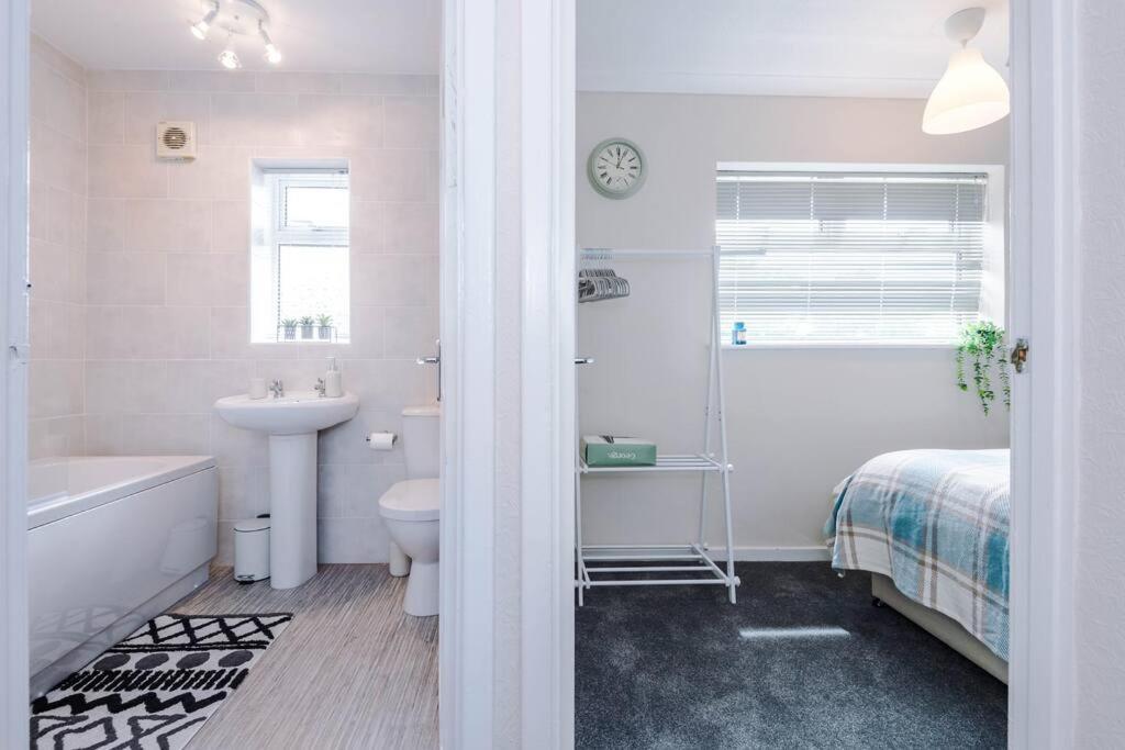Cheerful 3 Bedroom Home With Parking Near Chester Saughall Εξωτερικό φωτογραφία