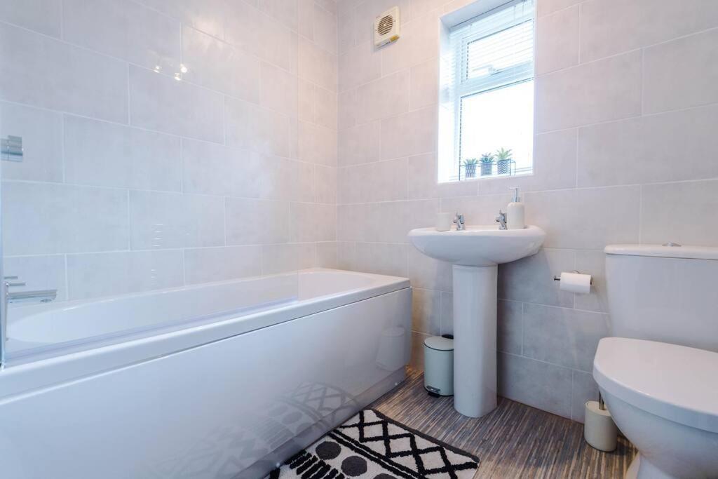 Cheerful 3 Bedroom Home With Parking Near Chester Saughall Εξωτερικό φωτογραφία