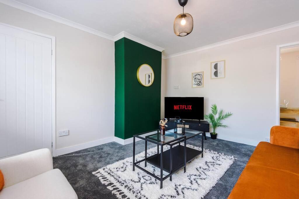 Cheerful 3 Bedroom Home With Parking Near Chester Saughall Εξωτερικό φωτογραφία